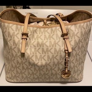 MICHAEL KORS TOTE & WALLET /WRISTLET